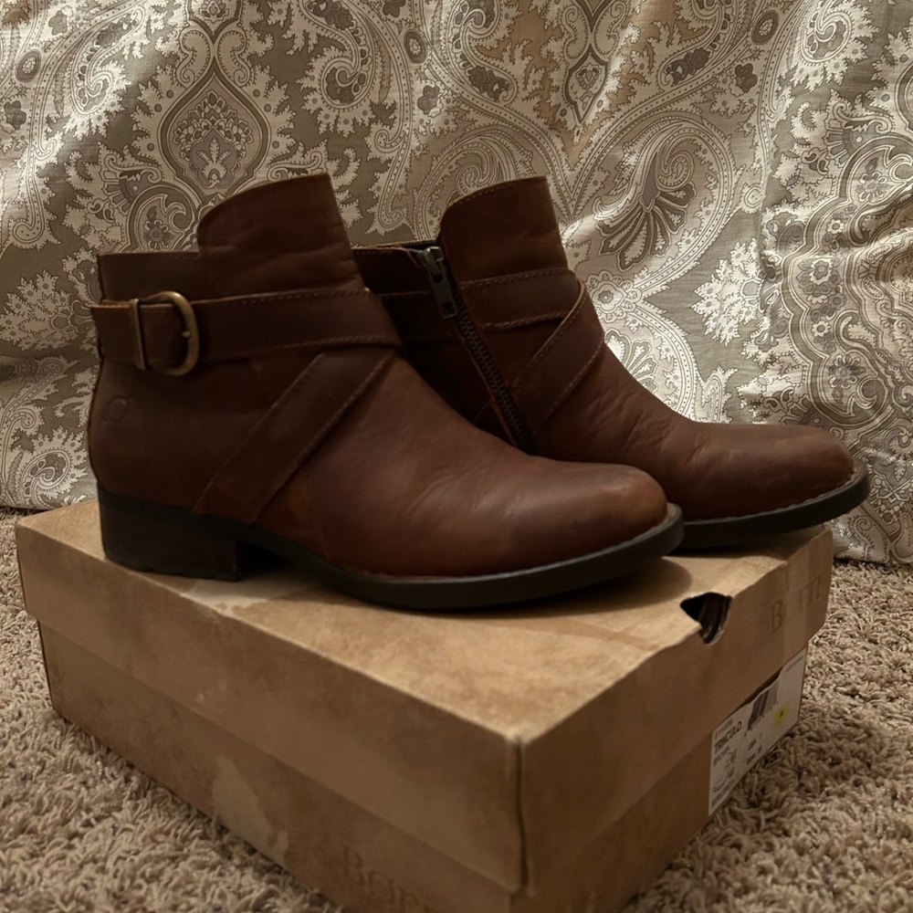 Born Trinculo Distressed Leather Ankle Boots Rich Brown color size 7